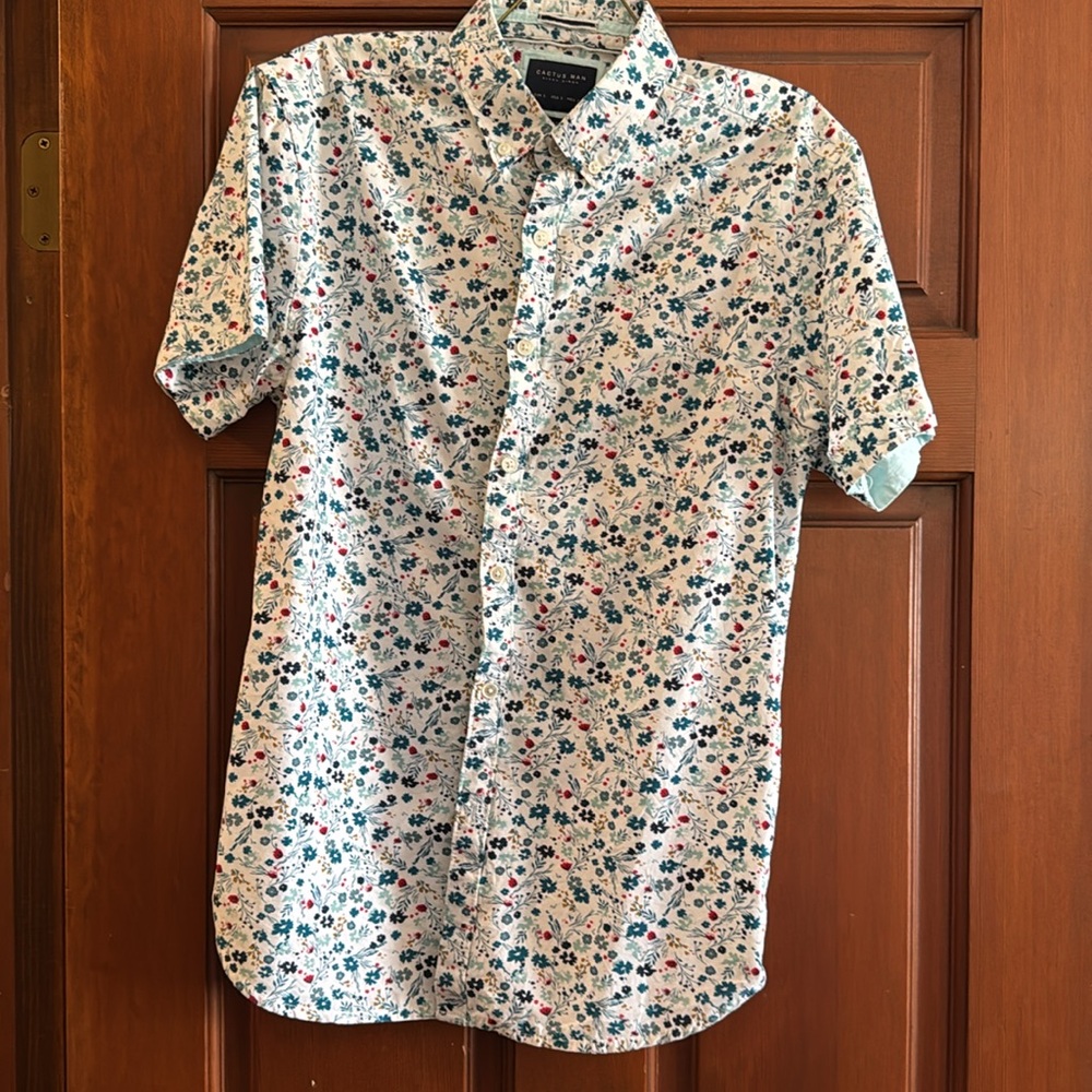 Cactus Man Red and White Casual Button Down Shirt Size S Slim Fit EUC